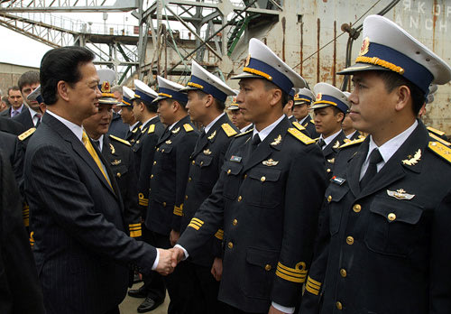Chùm ảnh Thủ tướng thăm tàu ngầm Hà Nội 7