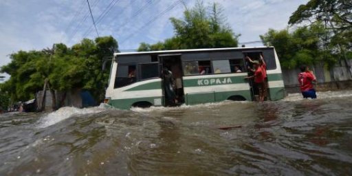 Banjir 70 cm, lalu lintas di Kedoya macet