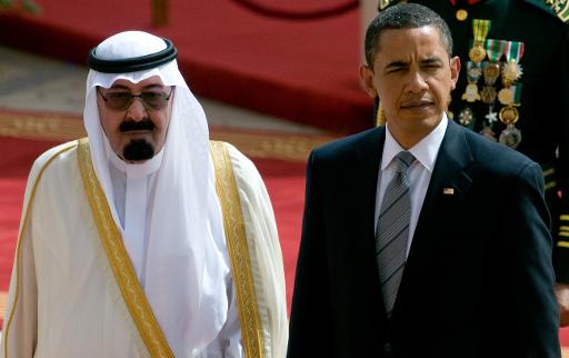 US President Barack Obama and Saudi King Abdullah bin Abdul Aziz al-Saud (L) review the honour gaurd during an arrival ceremony at the King Khaled international airport in Riyadh on June 3, 2009