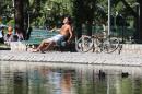 Un hombre toma el sol, este lunes 30 de diciembre de 2013, en el Parque Centenario de Buenos Aires (Argentina). EFE