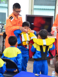 幼兒園童參訪海巡八一大隊  學防溺自救