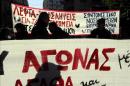 Varios doctores y personal sanitario muestran pancartas en una manifestación en Atenas (Grecia). EFE/Archivo