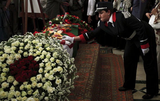 الجزائريون يلقون النظرة الأخيرة على جثمان وردة قبل دفنه 7-jpg_074754