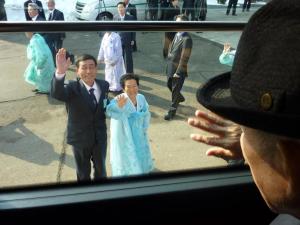 South Korean Kim Se-Rin (R) waves goodbye to his North&nbsp;&hellip;