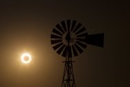 The moon passes between the sun and the earth behind a windmill near Albuquerque, New Mexico May 20, 2012. The sun and moon aligned over the earth in a rare astronomical event - an annular eclipse that dimmed the skies over parts of Asia and North America, briefly turning the sun into a blazing ring of fire. REUTERS/Lucas Jackson (UNITED STATES - Tags: SCIENCE TECHNOLOGY ENVIRONMENT SOCIETY)