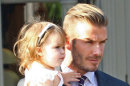 Ciuman Mesra Harper Seven Untuk David Beckham di Lapangan Hockey