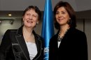 La directora global del Programa de Naciones Unidas para el Desarrollo (PNUD), Helen Clark (i), y la ministra de asuntos exteriores de Colombia, María Ángela Holguín (d), posan este miércoles 27 de febrero de 2013, durante una rueda de prensa en Bogotá (Colombia). EFE