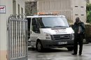 Un agente de la Guardia Civil junto a un vehículo de la funeraria en las inmediaciones de una vivienda de la localidad coruñesa de Arteixo, en cuyo interior una mujer ha sido hallada muerta a primera hora de la tarde. EFEEfectivos de la Guardia Civil junto a un vehículo de la funeraria en las inmediaciones de una vivienda de la localidad coruñesa de Arteixo, en cuyo interior una mujer ha sido hallada muerta a primera hora de la tarde. EFE