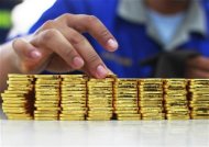 قطع من الذهب بصورة التقطت في جاكرتا يوم 13 يوليو تموز 2012 - رويترز
