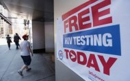 Cartaz anuncia teste grátis de HIV, em uma farmácia de Nova York
