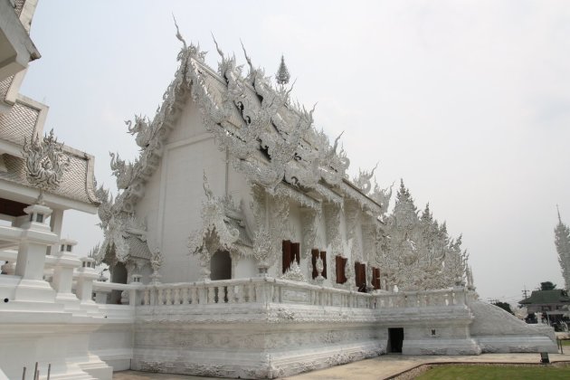 Ban đầu, Kiến trúc sư xây dựng chùa Trắng coi đây như một công trình nghệ thuật, với mục đích cúng dường lên cho Đức Phật. Do đó, ông từ chối các khoản tài trợ và xây dựng ngôi chùa hoàn toàn bằng kin