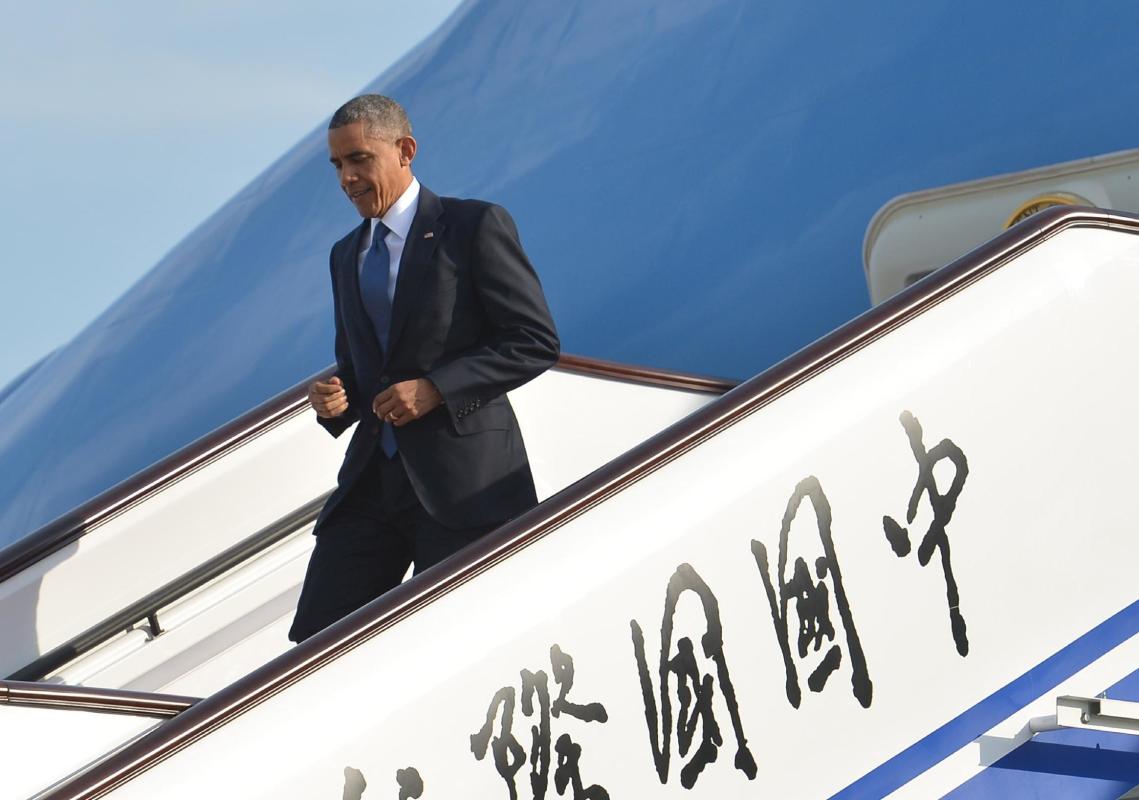 US President Barack Obama disembarks from his plane at Beijing&#39;s international airport as he arrives to take part in the APEC Summit on November 10, 2014