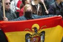 Una seguidora de Falange porta una bandera preconstitucional durante la manifestación en Madrid. EFE/ArchivoLa presidenta nacional de Nuevas Generaciones (NNGG), Beatriz Jurado, y el presidente de NNGG de Andalucía, Luis Paniagua, al inicio de la rueda de prensa que han ofrecido hoy en Sevilla. EFE
