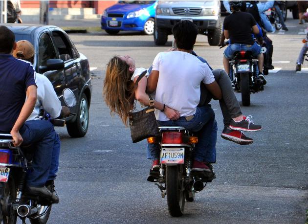 Génesis Carmona es llevada en una motocicleta después de ser herida fatalmente durante una manifestación contra el gobierno en Valencia, Venezuela, el martes 18 de febrero de 2014. (Foto AP/Diario Not