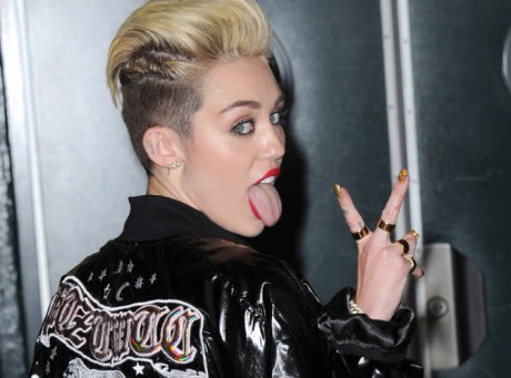 L' étoile de Rodger du 10 juin trouvée par ajonc - Page 2 Photos-Miley-Cyrus-elle-n-en-finit-plus-de-jouer-les-bad-girls_paysage_460x380