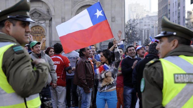 Fans of Chile&#39;s national soccer team shout in support of their team, hours before the Copa America semifinal soccer match between Chile and Peru in Santiago, Chile, Monday, June 29, 2015. (AP Photo/Victor Ruiz)