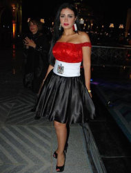 فستان رانيا يوسف يثير الجدل
