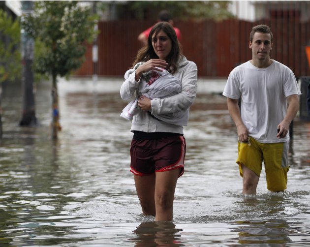الأرجنتين ..امطار مفاجئة تتحول لفيضانات قتلت 46 شخصا على الأقل .. الخبر بالصور 2013-04-02T171433Z_1691795359_GM1E94303EV01_RTRMADP_3_ARGENTINA