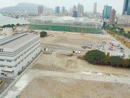 　鴻海高軟研發中心2棟大樓基礎工程完工(如圖前方空地)之後，主體工程近日簽約、發包，2015年完工時，工程師將增加到2,000人。圖/顏瑞田