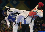 El cubano Robelis Despaigne, derecha, lanza una patada contra el canadiense Francois Coulombe en la competencia de teakwondo de l9os Juegos Panamericanos el martes, 18 de octubre de 2011, en Guadalajara. (AP Photo/Martin Mejia)