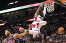 Dwyane Wad, del Heat de Miami, vuleca la pelota en partido contra los Bulls de Chicago el domingo 14 de abril de 2013, en Miami. (Foto AP/El Nuevo Herald, David Santiago) MAGS OUT