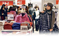 統計處消費物價指數顯示，服裝零售業上月按年升2％。（劉毓霖攝）