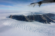 En esta fotografía tomada el 25 de noviembre del 2011, proporcionada por la Expedición Trans Antártica Kaspersky ONE, se ve el ala del avión que transporta a Felicity Aston al inicio de su viaje solitario a través de la Antártida. (Foto AP/Expedición Trans Antártica Kaspersky ONE/Laboratorio Kaspersky)
