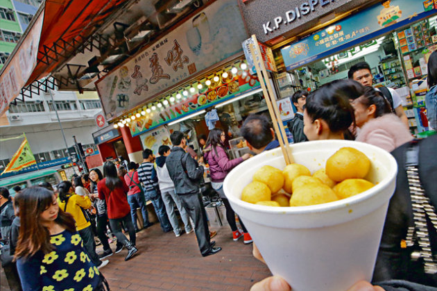 旺角砵蘭街真美味小食店，咖喱魚蛋只以碗售，索價40元，有市民被價格嚇怕而罷買。（陳國峰攝）