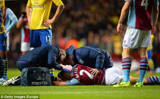 Terkena Bola Tendangan Pemain Arsenal, Pemain Aston Villa Hilang Ingatan