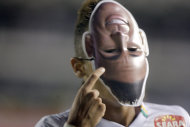 Neymar comemorou gol com uma máscara dele mesmo. O episódio rendeu polêmica e cartão para o santista.
