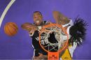 Jason Collins, pívot de los Nets de Brooklyn, disputa un rebote con Jordan Hill, de los Lakers de Los Angeles, durante el partido del domingo 23 de febrero de 2014 (AP Foto/Mark J. Terrill)