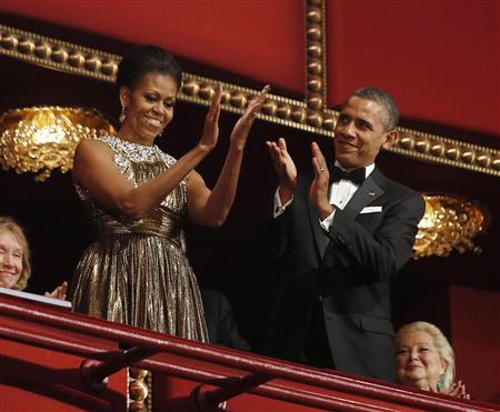 President Barack Obama (R) and first lady Michelle Obama applaud on the balcony as they attend the 2012 Kennedy Center Honors at the Kennedy Center in Washington, December 2, 2012. REUTERS/Jason Reed