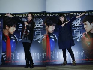 許瑋甯（左）、柯佳嬿昨出席《變身》特映比出「變身」手勢。（圖／牽猴子）