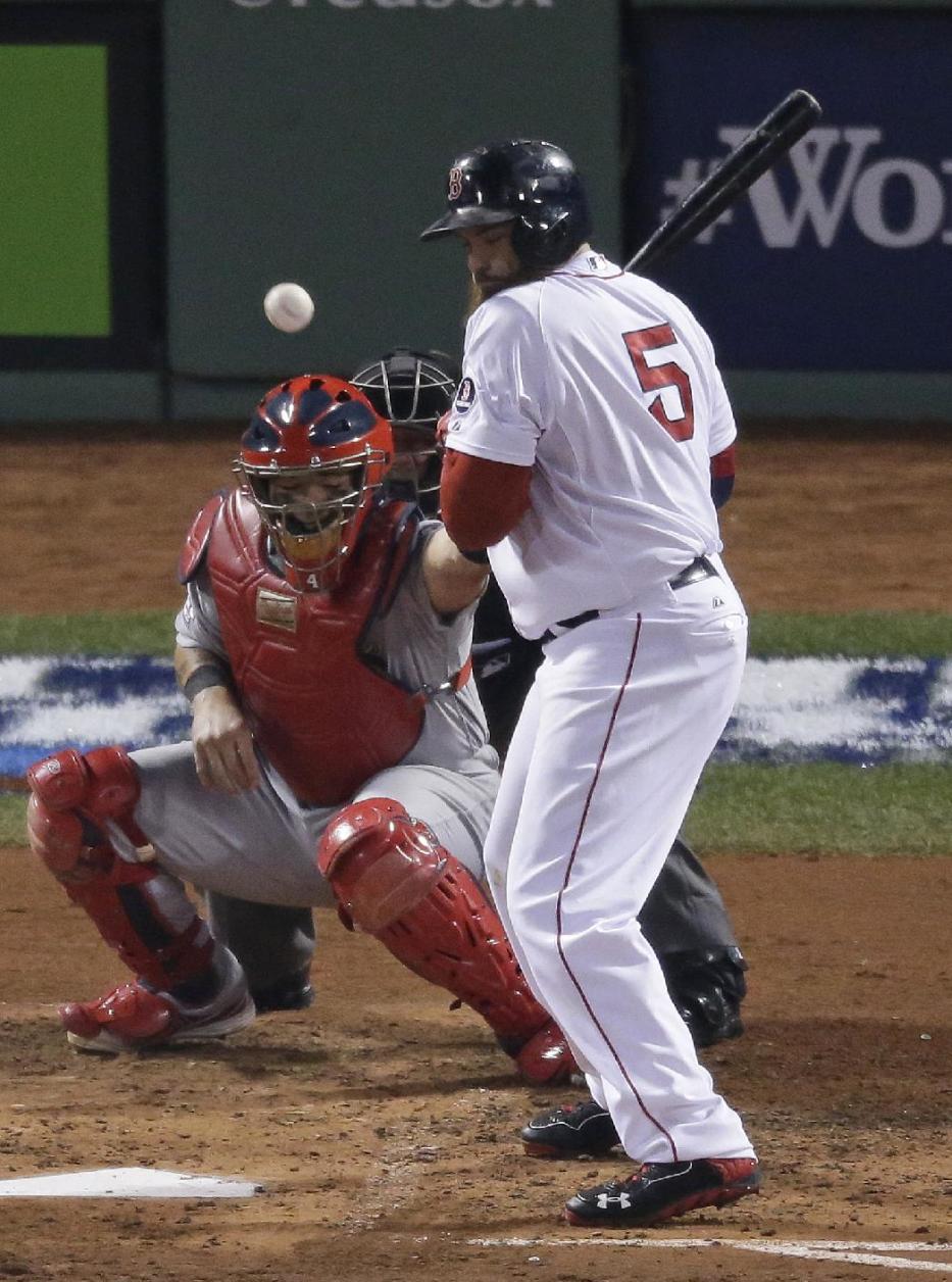 Medias Rojas de Boston Jonny Gomes es golpeado por un lanzamiento en el tercer inning del Juego 6 de la Serie Mundial de béisbol contra los St. Louis Cardinals Miércoles, 30 de octubre 2013, en Boston