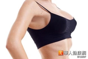 1名女性隆乳過度貪心，竟要求醫師為其罩杯3級跳，結果反而引發感染。