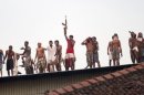 Varios reclusos en un tejado de la cárcel de Welikada