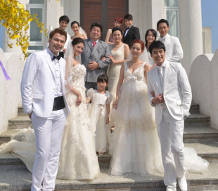 偶像劇《求愛365》拍攝浪漫教堂婚紗戲，共有6對演員穿婚紗亮相。（圖／中視）