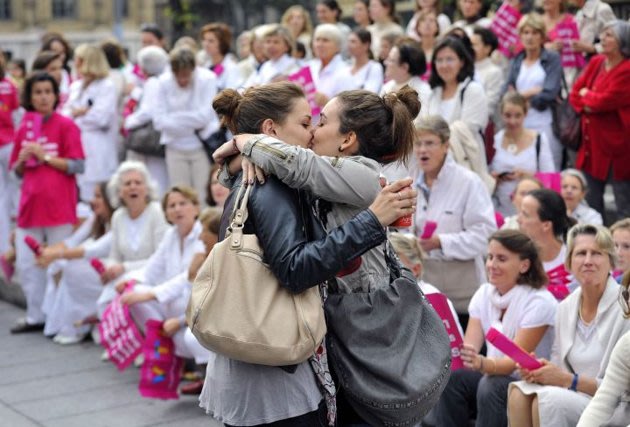 Chicas escandalizan con un beso Dos-chicas-beso-marsella-jpg_102610
