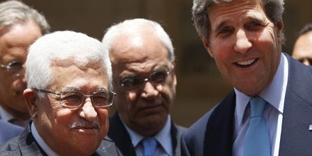 Le secrétaire d'Etat John Kerry (à droite), au côté du président de l'Autorité palestinienne, Mahmoud Abbas, à Ramallah, le 30 juin