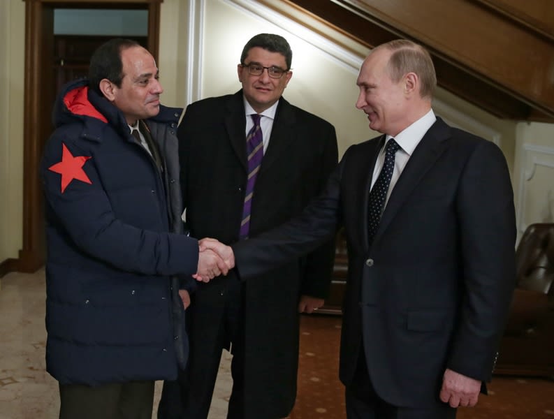 كيف استقبلت روسيا السيسي وزير دفاع مصر؟ AP466174773968-0-jpg_150832