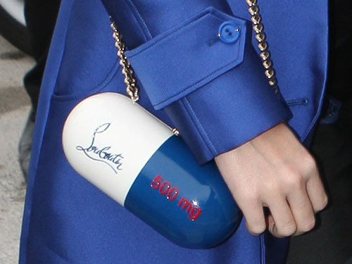 حقيبة على شكل حبة الدواء حملتها النجمة كاتي بيري