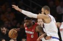 LeBron James (6) del Heat de Miami intenta quitarse la marca de Tyson Chandler (6) de los Knicks de Nueva York en el partido de la NBA el domingo 3 de marzo de 2013. (AP Foto/Kathy Willens)