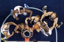 Jugadores de los Memphis Grizzlies y los San Antonio Spurs bajo la canasta el 25 de mayo de 2013 en Memphis.