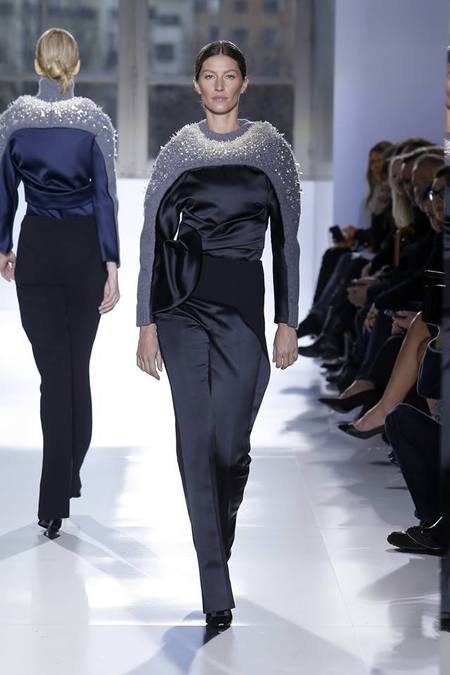 gisele_balenciaga_paris_fashion_week_catwalk_fashion_news_handbag.jpg