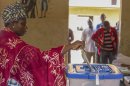 Una mujer deposita su voto ayer en la jornada electoral en Bamako. EFE