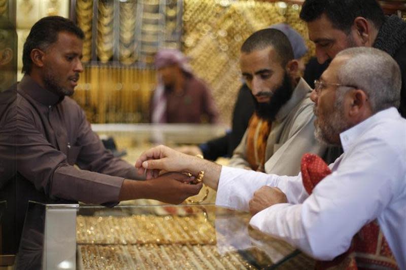 Muslim pilgrims (R) shop at a jewelry store ahead of the annual haj pilgrimage, in the holy city of Mecca October 12, 2013. REUTERS/Ibraheem Abu Mustafa