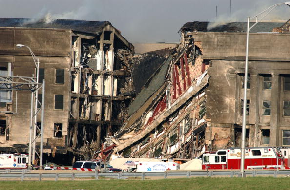 بالصور: كيف تمت أحداث 11 سبمتبر 2001؟ Hijacked-Plane-Slams-Into-Pentagon-in-Terror-Attack-jpg_183744