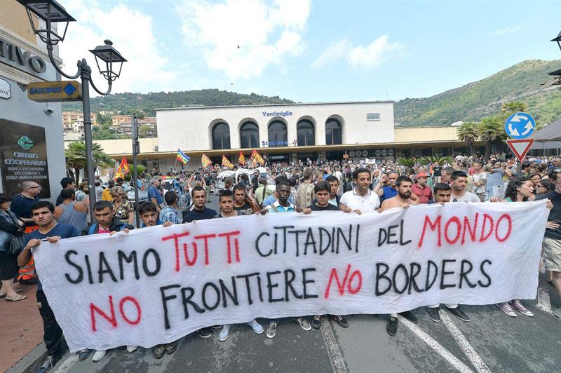 VNT05. Ventimiglia (Italy), 20/06/2015.- People carry a banner reading 'No Frontiers No borders' as migrants and locals protest at the Franco-Italian border in Ventimiglia, Italy, 20 June 2015. Hundreds of migrants have been blocked for days at the Italian-French border at Ventimiglia-Menton, staging protests as police refused them entry into France - a decision that drew strong criticism in Italy. They have staged protests, with about 100 of them spending the night camped out on the rocky seafront near the French border and another 200 finding shelter in the Ventimiglia train station. (Protestas, Francia, Italia) EFE/EPA/LUCA ZENNARO