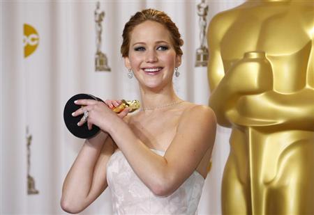 Jennifer Lawrence, best actress winner for her role in "Silver Linings Playbook," poses with her Oscar backstage at the 85th Academy Awards in Hollywood, California, February 24, 2013. REUTERS/Mike Blake