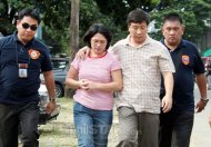 Senate security personnel bring Annaliza and Reynold Marzan to the Quezon City Jail’s female dormitory at Camp Karingal yesterday.<strong> BOY SANTOS</strong>